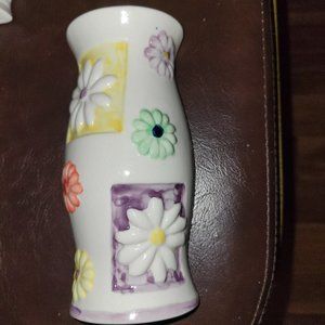 White Stoneware Ceramic Floral Wall Pocket/Vase  Embossed Raised Daisy